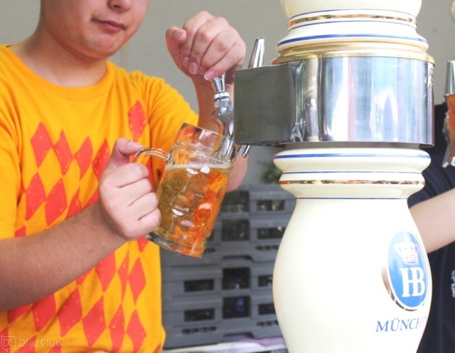 『世界のグルメ名酒博』の「オクトーバーフェスト」ブースの様子　（写真は日比谷公園会場）