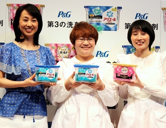 イベントに登場した東尾理子氏と、お笑いコンビ・ハリセンボン（左から、近藤春奈と箕輪はるか）