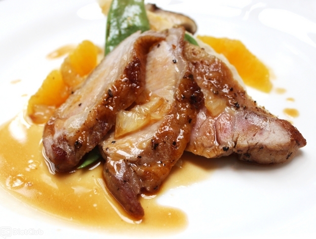 イベントで振る舞われた料理（岩手県産岩中ポークのグリル オレンジ添え）