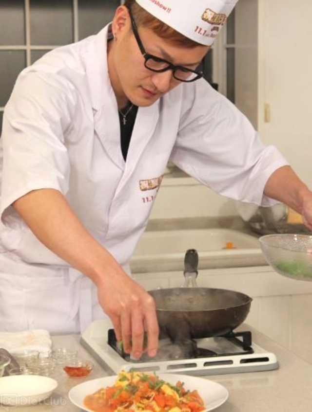 台湾の祝宴料理「トマトの卵炒め」を作っているロバートの馬場裕之