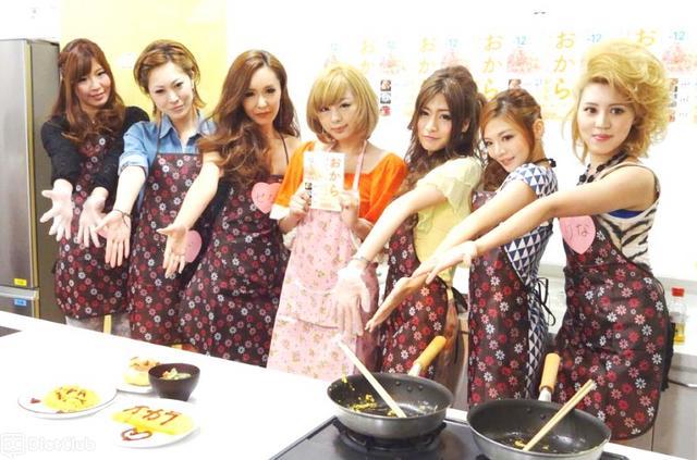 現役モデルの家村マリエ氏（中央）と6人のキャバ嬢たち