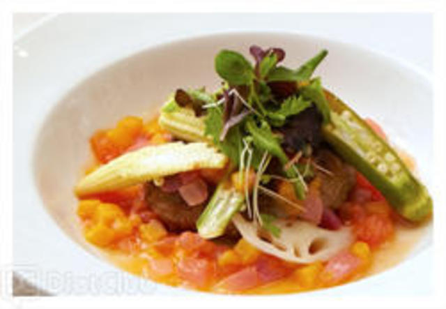 れんこんサラダハンバーグ、トマトとマンゴーのスイートサワーソース