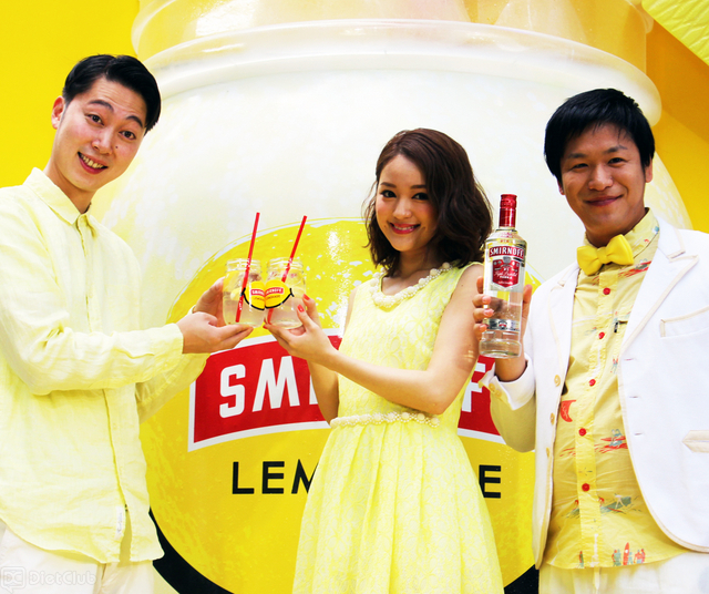 イベントに登場した、chayと笑いコンビ・はんにゃ